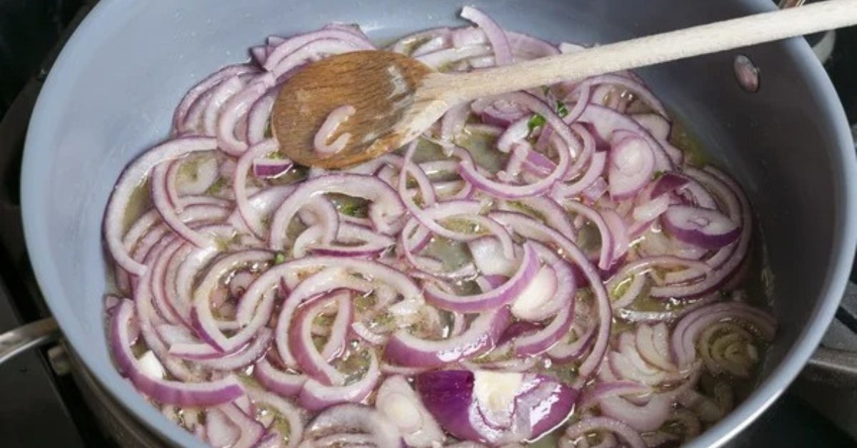 Difference Between Boiling, Sautéing, and Roasting